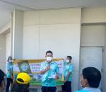 ร่วมกันจัดเก็บขยะข้างทางและป้ายประชาสัมพันธ์ที่กีดขวางการจรา