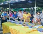 ทำบุญตักบาตรข้าวสาร อาหารแห้ง ณ สำนักงานเทศบาลตำบลห้วยกะปิ เ
